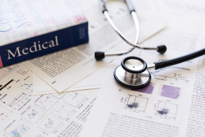働きながら医学部に入る方法を徹底ガイド!受験方法や金銭面の情報など多数掲載