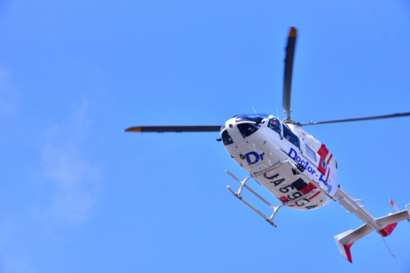 空飛ぶ救急医!フライトドクターになるには?仕事内容や年収と一緒に解説